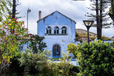 Tangier, Fas - 26 Mart 2024: Bulutlu bir günde mavi şehirde Şef 'in caddelerinde yürümek