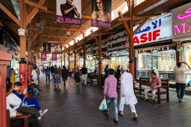Dubai, Birleşik Arap Emirlikleri - 16 Mart 2023: Dubai Altın Pazarı 'ndaki insanlar