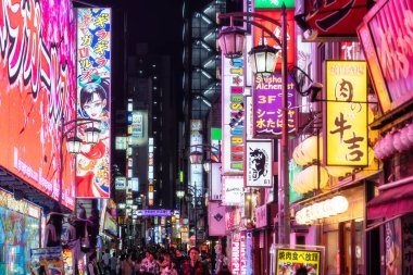 Tokyo, Japonya-Ağustos 5, 2024: Gece Shinjuku 'nun neon ışıkları arasında gece hayatı