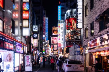 Tokyo, Japonya-Ağustos 5, 2024: Gece Shinjuku 'nun neon ışıkları arasında gece hayatı