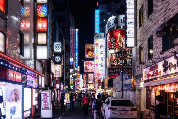 Tokyo, Japonya-Ağustos 5, 2024: Gece Shinjuku 'nun neon ışıkları arasında gece hayatı