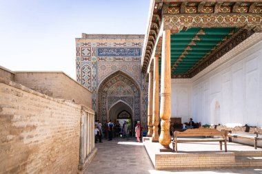 Semerkant, Özbekistan-Ağustos 13, 2023: İnsanlar Semerkant 'ta güneşli bir günde Shakhi Zinda mezarlığını ziyaret ediyorlar.