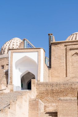 Semerkant, Özbekistan-Ağustos 13, 2023: İnsanlar Semerkant 'ta güneşli bir günde Shakhi Zinda mezarlığını ziyaret ediyorlar.