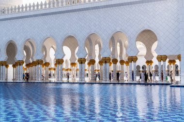 Abu Dabi, Birleşik Arap Emirlikleri - 15 Mart 2023: İnsanlar güneşli bir günde Şeyh Zayed Büyük Camii 'ni ziyaret ediyor.