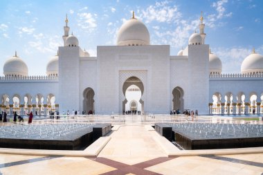Abu Dabi, Birleşik Arap Emirlikleri - 15 Mart 2023: İnsanlar güneşli bir günde Şeyh Zayed Büyük Camii 'ni ziyaret ediyor.