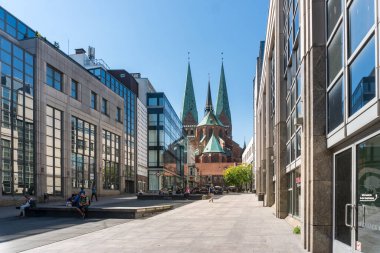 Lubeck, Almanya-Ağustos 12, 2022: Güneşli bir günde Lubeck sokaklarında yürümek