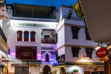 Tanca, Fas - 25 Mart 2024: Akşamleyin Tanca sokaklarında yürümek