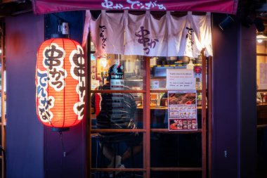 Tokyo, Japonya-Ağustos 5, 2024: Gece Shinjuku 'nun neon ışıkları arasında gece hayatı