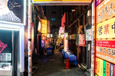 Tokyo, Japonya-Ağustos 5, 2024: Gece Shinjuku 'nun neon ışıkları arasında gece hayatı