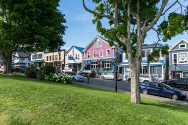 Bar Harcour, ABD - 15 Ağustos 2019: Güneşli bir günde Maine 'deki Bar Harbour caddelerinde yürümek