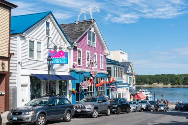 Bar Harcour, ABD - 15 Ağustos 2019: Güneşli bir günde Maine 'deki Bar Harbour caddelerinde yürümek