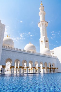 Abu Dabi, Birleşik Arap Emirlikleri - 15 Mart 2023: İnsanlar güneşli bir günde Şeyh Zayed Büyük Camii 'ni ziyaret ediyor.