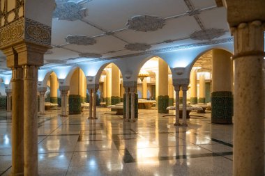 Kazablanka, Fas - 25 Mart 2024: Yağmurlu bir günde ünlü Hasan İkinci Camii 'nin içi