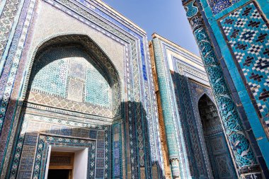 Semerkant, Özbekistan-Ağustos 13, 2023: Güneşli bir günde Semerkant 'ta ünlü bir anıt mezar kompleksi olan Shakhi Zinda nekropolü