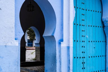 Tangier, Fas - 26 Mart 2024: Bulutlu bir günde mavi şehir olan Chefchaouen sokakları