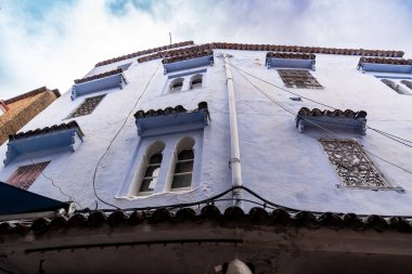 Tangier, Fas - 26 Mart 2024: Bulutlu bir günde mavi şehir olan Chefchaouen sokakları