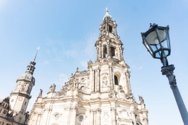 Dresden, Almanya - 15 Ağustos 2022: Güneşli bir günde Schlossplatz of Dresden manzarası