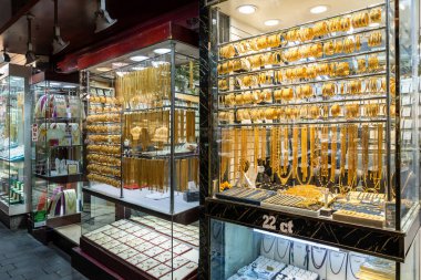 Dubai, Birleşik Arap Emirlikleri - 16 Mart 2023: Dubai Altın Pazarı 'ndaki dükkanlarda bir gün boyunca sergilenen olağanüstü mücevherler