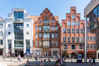 Lubeck, Almanya-Ağustos 12, 2022: Güneşli bir günde Lubeck sokaklarında yürümek