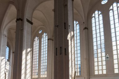 Lubeck, Almanya-12 Ağustos 2022: Güneşli bir günde Lubeck 'teki St. Peter Kilisesi' nin içinde yürümek