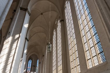 Lubeck, Almanya-12 Ağustos 2022: Güneşli bir günde Lubeck 'teki St. Peter Kilisesi' nin içinde yürümek