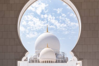 Abu Dabi, Birleşik Arap Emirlikleri - 15 Mart 2023: özellikle güneşli bir günde Şeyh Zayed Büyük Camii