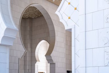 Abu Dabi, Birleşik Arap Emirlikleri - 15 Mart 2023: özellikle güneşli bir günde Şeyh Zayed Büyük Camii