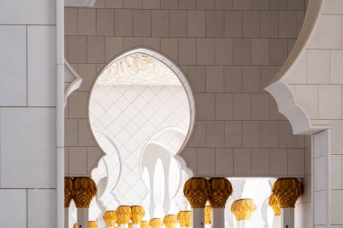 Abu Dabi, Birleşik Arap Emirlikleri - 15 Mart 2023: özellikle güneşli bir günde Şeyh Zayed Büyük Camii