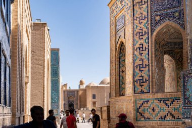 Semerkant, Özbekistan-Ağustos 13, 2023: İnsanlar Semerkant 'ta güneşli bir günde Shakhi Zinda mezarlığını ziyaret ediyorlar.