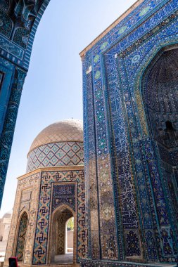 Semerkant, Özbekistan-Ağustos 13, 2023: Güneşli bir günde Semerkant 'ta ünlü bir anıt mezar kompleksi olan Shakhi Zinda nekropolü