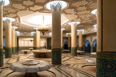 Kazablanka, Fas - 25 Mart 2024: Yağmurlu bir günde ünlü Hasan İkinci Camii 'nin içi
