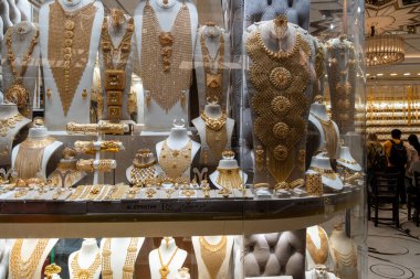 Dubai, Birleşik Arap Emirlikleri - 16 Mart 2023: Dubai Altın Pazarı 'ndaki insanlar