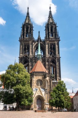 Meissen, Almanya - 17 Ağustos 2022: Güneşli bir günde Meissen Katedrali 'nin önü