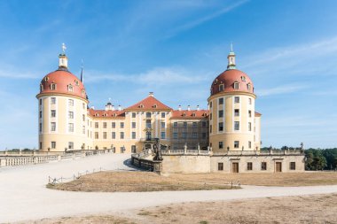 Moritzburg, Almanya-17 Ağustos 2022: Güneşli bir günde heybetli Moritzburg Şatosu manzarası