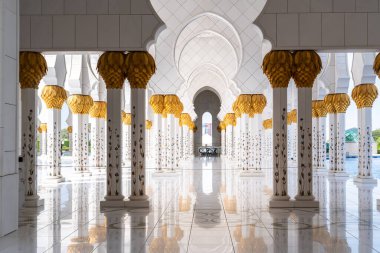 Abu Dabi, Birleşik Arap Emirlikleri - 15 Mart 2023: özellikle güneşli bir günde Şeyh Zayed Büyük Camii