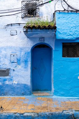 Chefchaouen, Fas - 26 Mart 2024: özellikle Chefchaouen dar sokakları Bulutlu bir günde mavi şehir