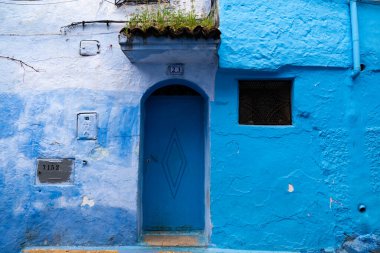 Chefchaouen, Fas - 26 Mart 2024: özellikle Chefchaouen dar sokakları Bulutlu bir günde mavi şehir
