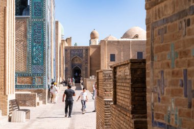 Semerkant, Özbekistan-Ağustos 13, 2023: İnsanlar Semerkant 'ta güneşli bir günde Shakhi Zinda mezarlığını ziyaret ediyorlar.