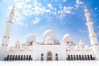 Abu Dabi, Birleşik Arap Emirlikleri - 15 Mart, güneşli bir günde Şeyh Zayed Büyük Camii manzarası