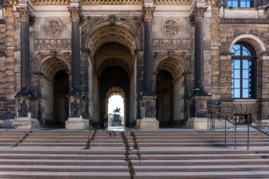 Dresden, Almanya-Ağustos 16, 2022: Güneşli bir günde şehrin en önemli barok anıtlarından biri olan uçsuz bucaksız Zwinger kompleksinin manzarası