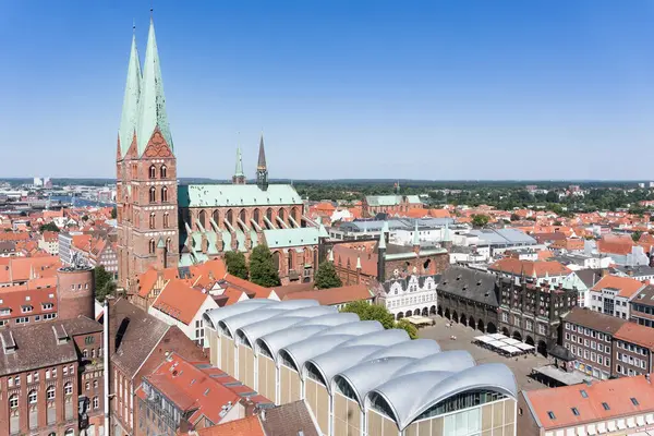 Lubeck, Almanya - 12 Ağustos 2022: Güneşli bir günde Lubeck 'in St. Peter Kulesi' nden görünüşü