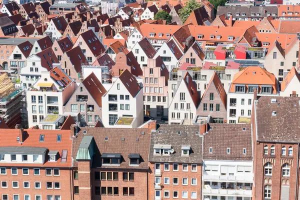 Lubeck, Almanya - 12 Ağustos 2022: Güneşli bir günde Lubeck 'in St. Peter Kulesi' nden görünüşü