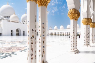 Abu Dabi, Birleşik Arap Emirlikleri - 15 Mart, insanlar güneşli bir günde Şeyh Zayed Büyük Camii 'ni ziyaret ettiler
