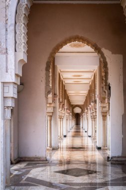 Kazablanka, Fas - 25 Mart 2024: Yağmurlu bir günde ünlü Hasan İkinci Camii manzarası