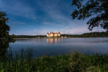 Moritzburg, Almanya-Ağustos 17, 2022: Güneşli bir günde Moritzburg şatosunun çevresi gölle çevrilidir.