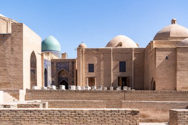 Semerkant, Özbekistan-Ağustos 13, 2023: Güneşli bir günde Semerkant 'ta ünlü bir anıt mezar kompleksi olan Shakhi Zinda nekropolü