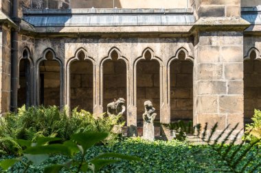 Meissen, Almanya - 17 Ağustos 2022: Güneşli bir günde Meissen Katedrali 'nin iç manastırındaki bahçenin içinde heykel