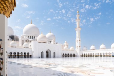 Abu Dabi, Birleşik Arap Emirlikleri - 15 Mart, güneşli bir günde Şeyh Zayed Büyük Camii manzarası