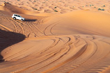 Dubai, Birleşik Arap Emirlikleri - 16 Mart 2023: güneşli bir günde Dubai yakınlarındaki çöl kumullarında off-road araçları