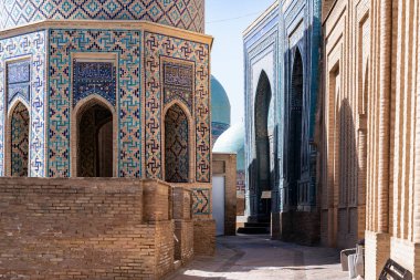Semerkand, Özbekistan-Ağustos 13, 2023: Güneşli bir günde Semerkant 'ta ünlü bir anıt mezar kompleksi olan Shakhi Zinda nekropolünün özel bir örneği